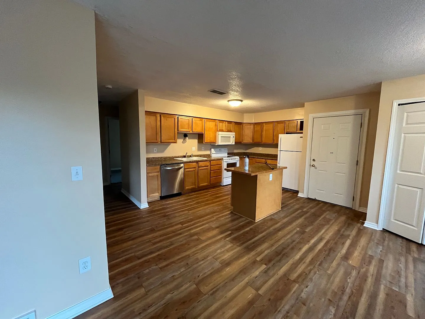 896 Wescott Square — Photo 3