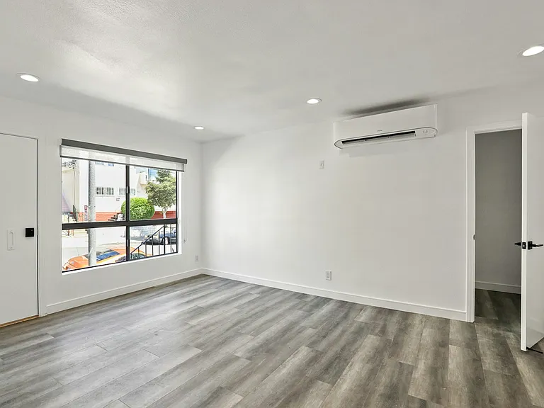 900 W College St #4 — Photo 9