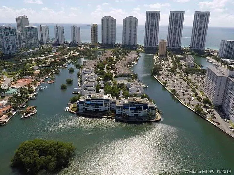 3 bed, 2.5 bath, 2370 sqft, $5,900 — Photo 1
