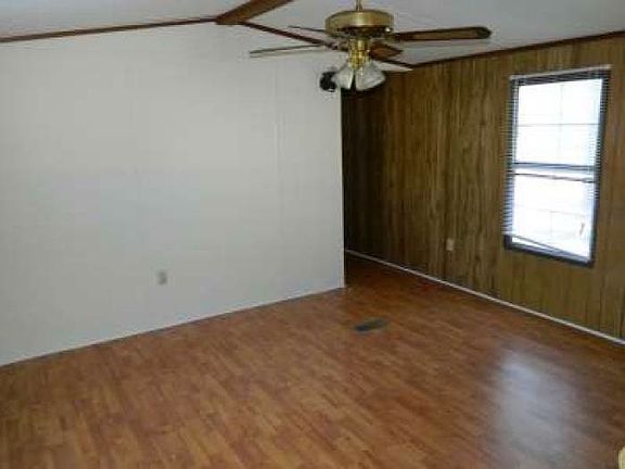 4th image of 102 Goddard Ln
