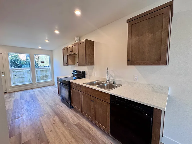 Brand New, Beautiful Townhomes! 2 & 3 Bedrm Units Available — Photo 7