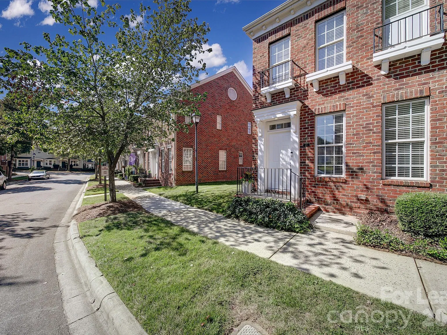 2 bed, 2.5 bath, 1186 sqft, $2,200 — Photo 3