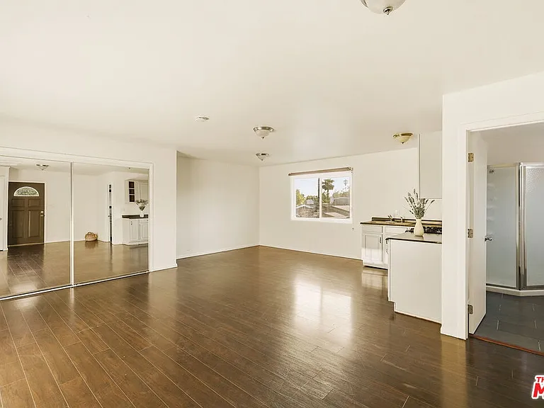 1026 S Windsor Blvd — Photo 53