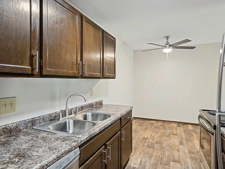 Eastgate Apartments — Photo 41