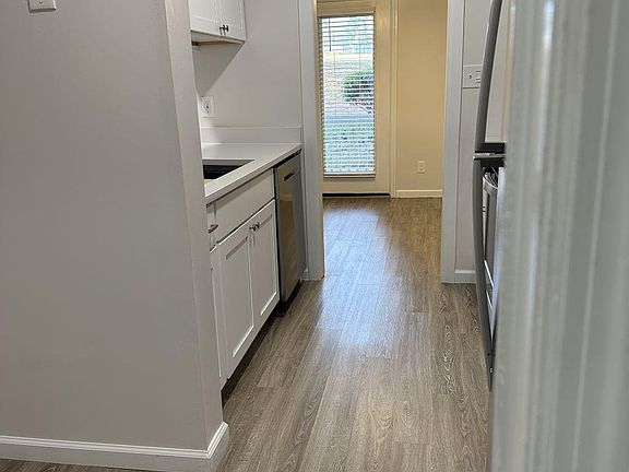 5th image of 334 Waterdown Dr APT 2