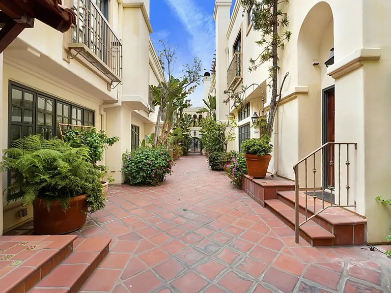 ISO - Isola Bella Townhomes — Photo 3