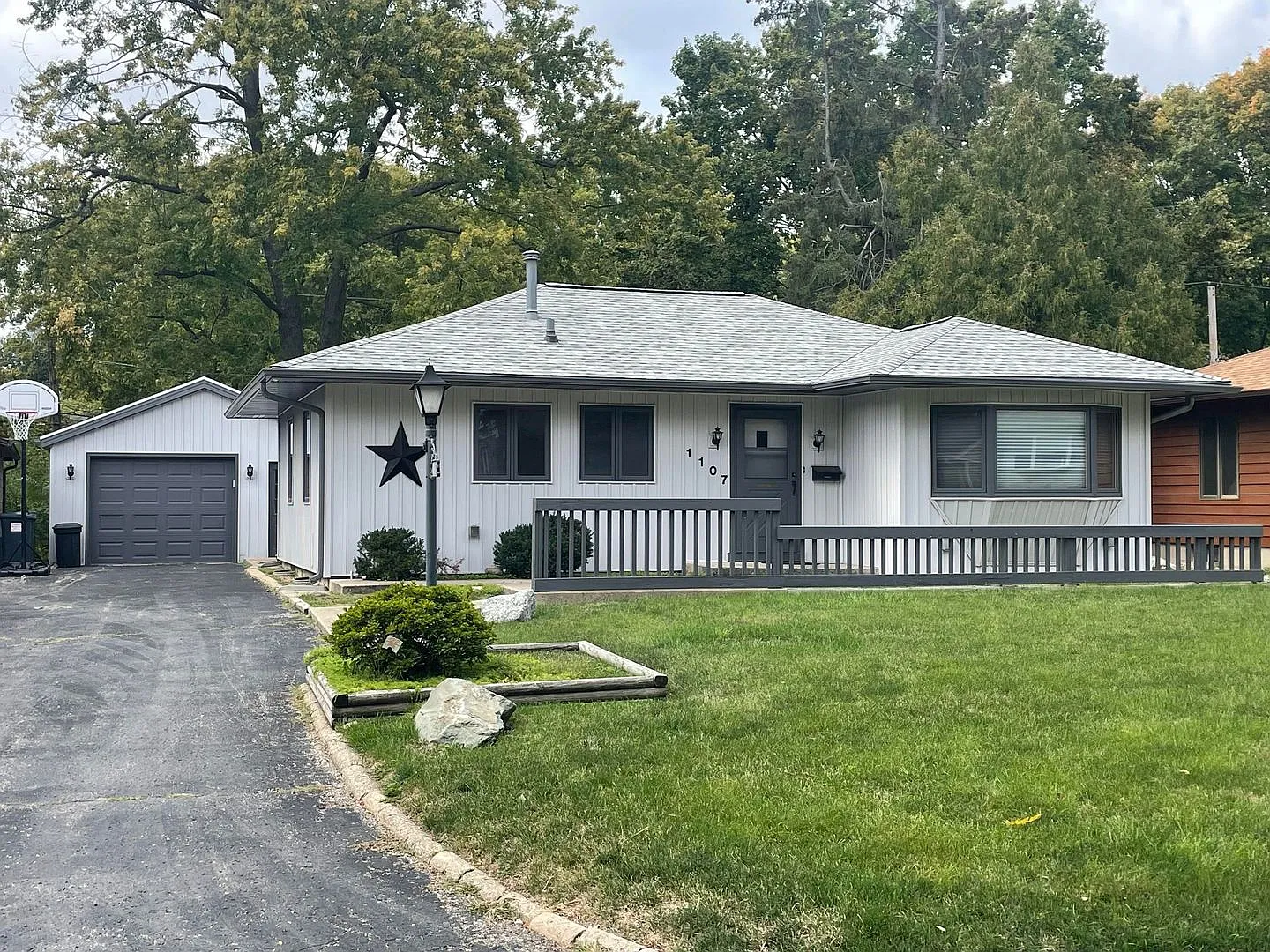 1107 Grant Pl photo 1
