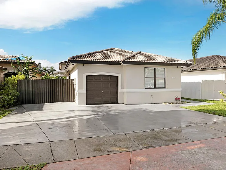 16082 SW 68th Ter — Photo 1