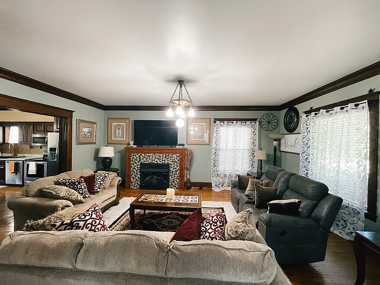 319 E Walnut St — Photo 16