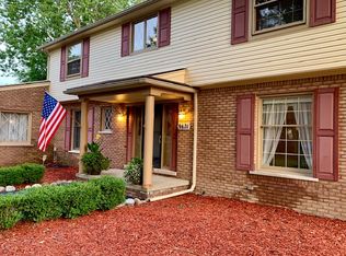 9671 Island Dr, Grosse Ile, MI 48138