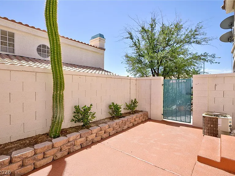 8048 W Rochelle Ave — Photo 5