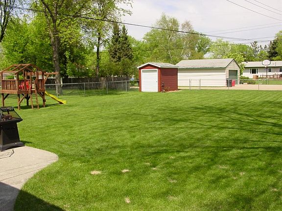 3rd image of 818 Park Dr