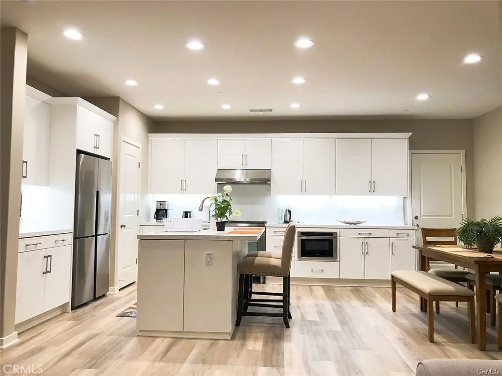 3 bed, 2.5 bath, 1597 sqft, $5,500 — Photo 4