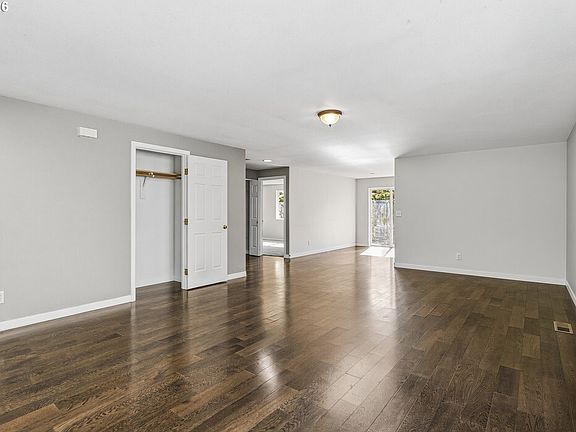 4th image of 15310 SE Stark St APT C