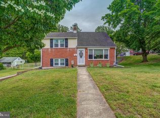 100 Greenbriar Pl, Aston, PA 19014