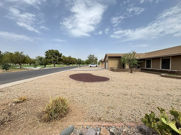3201 W Paradise Ln — Photo 2
