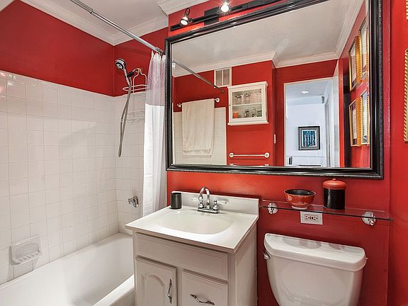 4th image of 155 E 34th St APT 20A