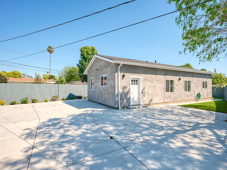 2576 Avenida De Las Plantas #B — Photo 2