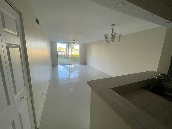 Entrance & Livingroom