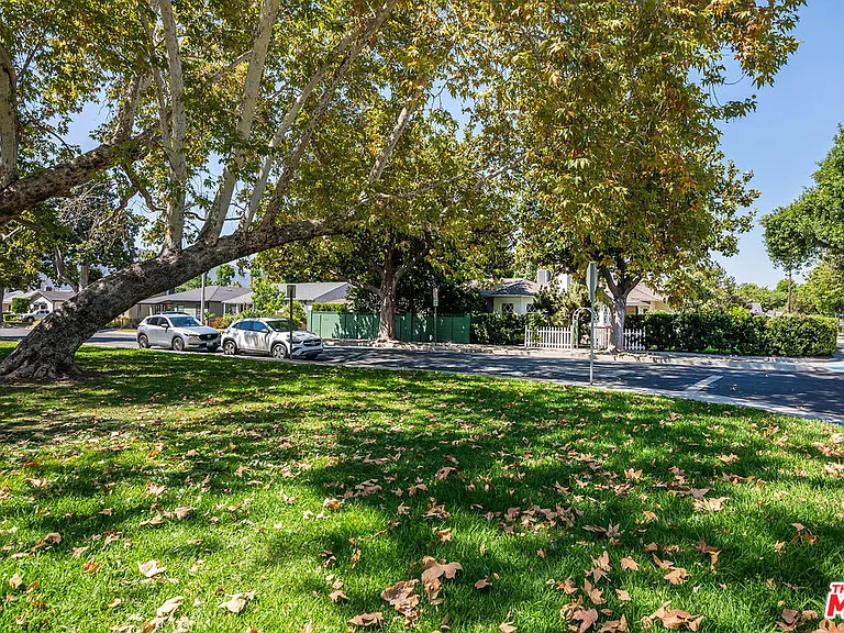 1400 W Clark Ave — Photo 30