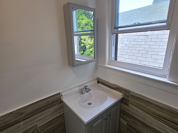 3rd image of 846 S 14th St Floor 3