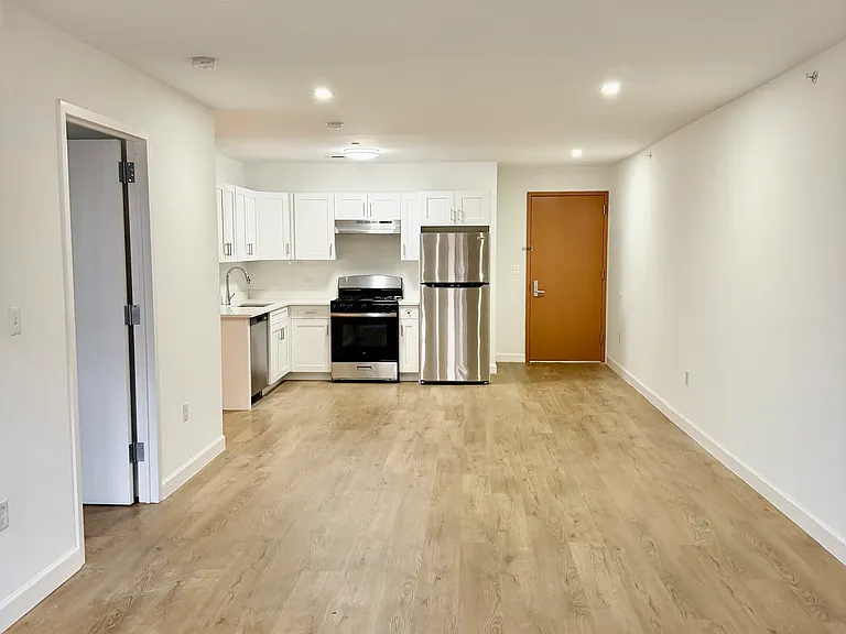 224 Gramatan Ave #4K — Photo 6