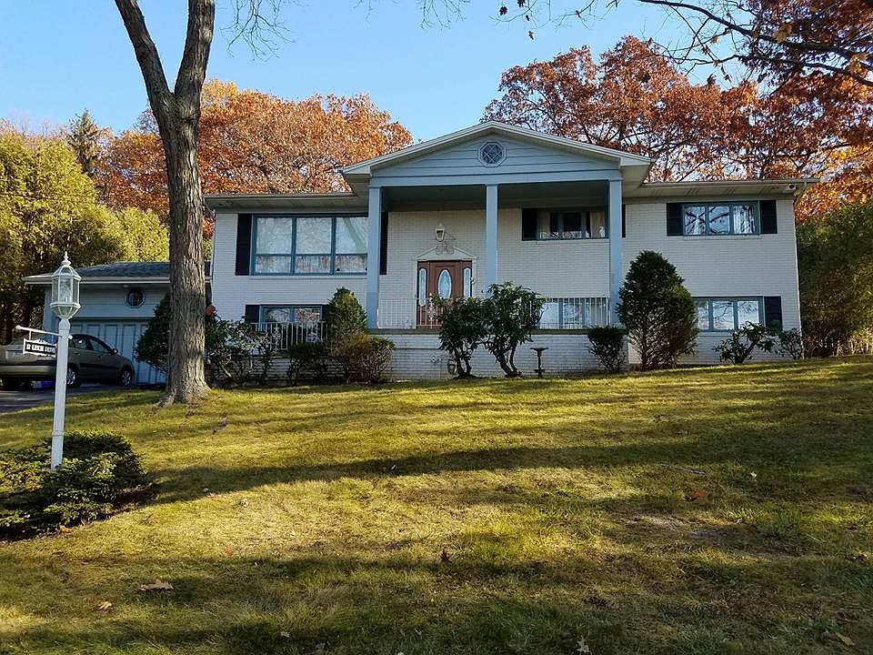 1st image of 12 Leslie Dr