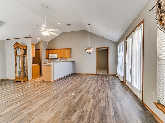 3rd image of 6429 Masons Dr