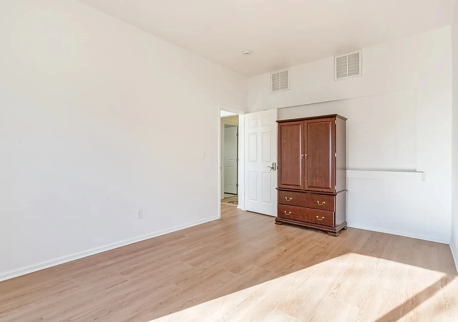 5178 N Netherland St — Photo 1