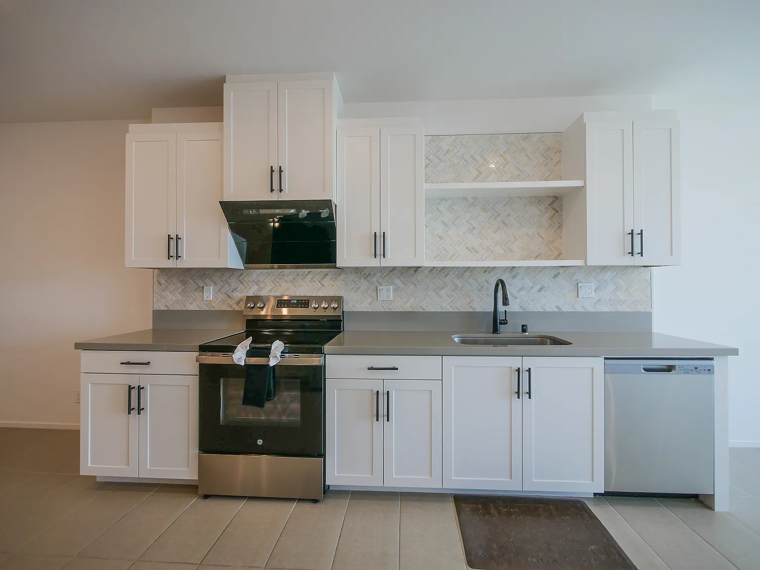 3 bed, 1899 sqft, $3,600 — Photo 2
