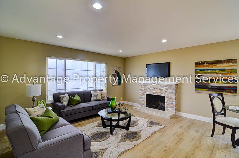 1st image of 2556 Silsby Ave
