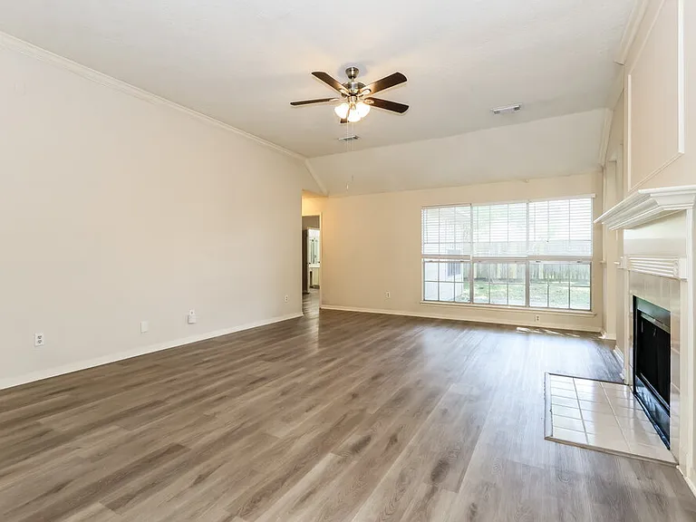 4910 Stone Harbor Dr — Photo 5
