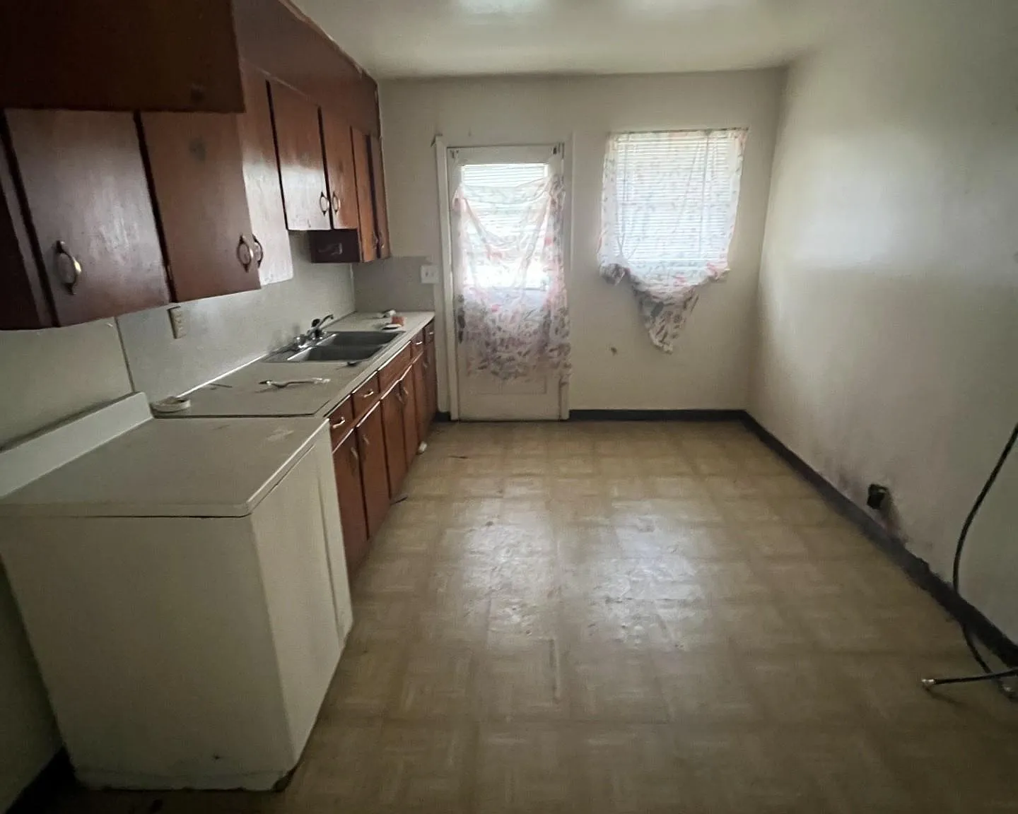 2 bed, 1.0 bath, $595 — Photo 2