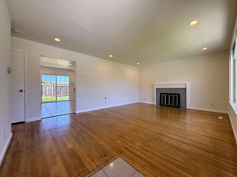 35930 Vinewood St — Photo 4