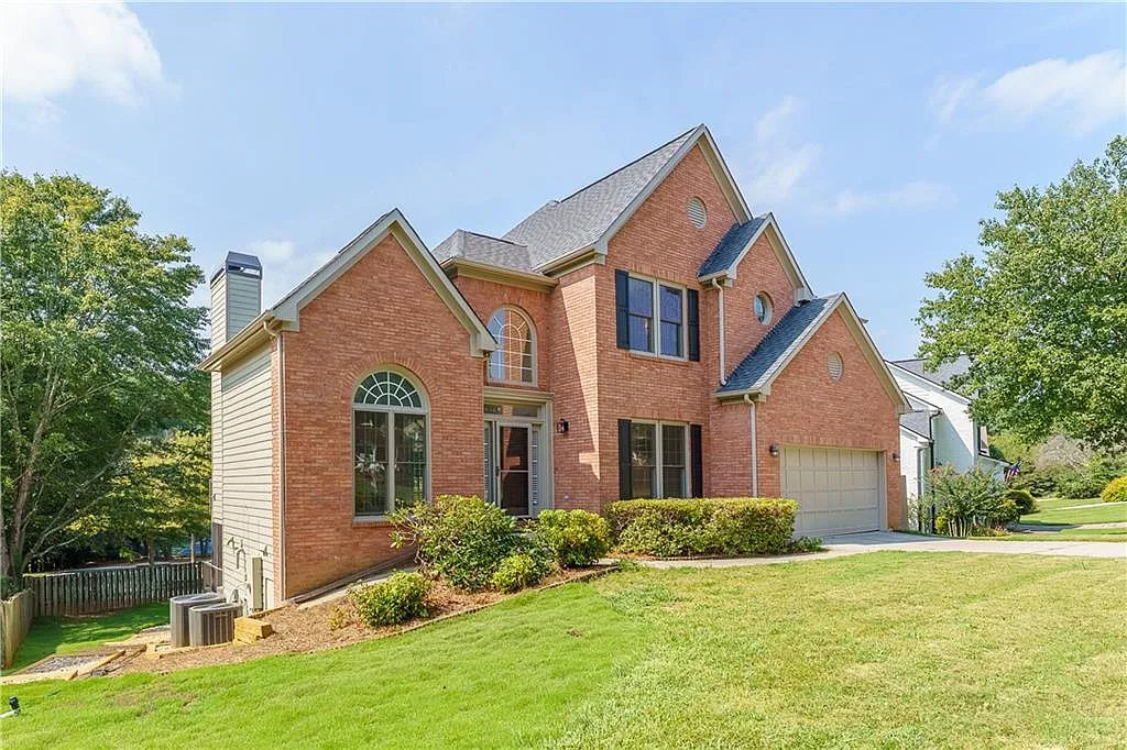 4 bed, 3.0 bath, 2467 sqft, $3,200 — Photo 2
