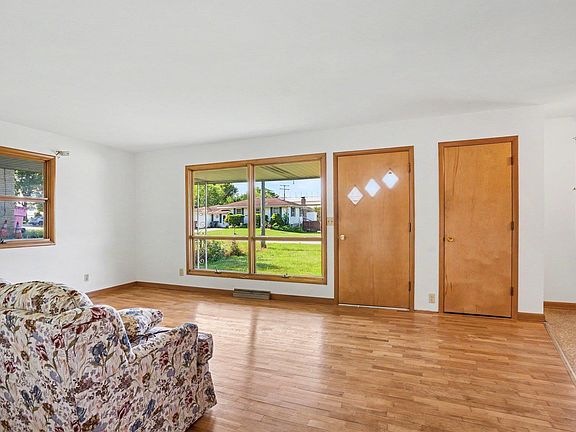 5th image of 24043 Sunnyside Ave