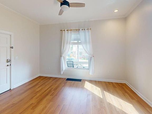 5th image of 121 College Pl APT 1