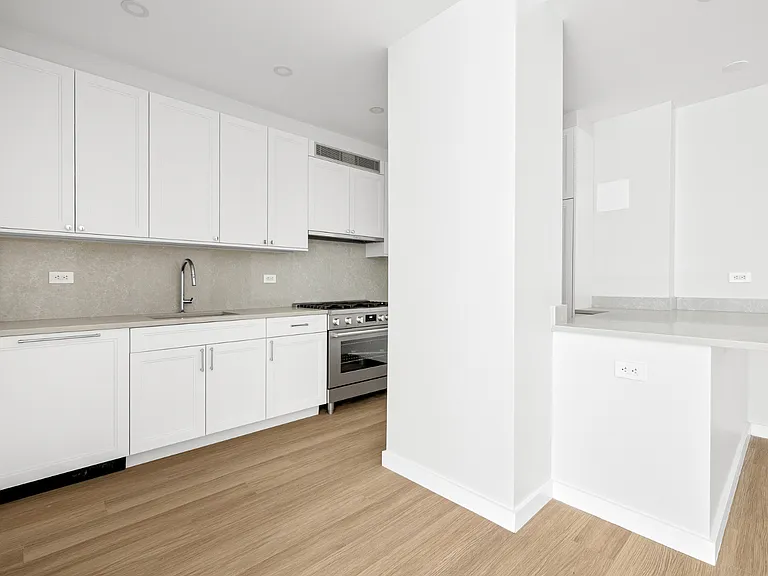 165 E 66th St #9C — Photo 2