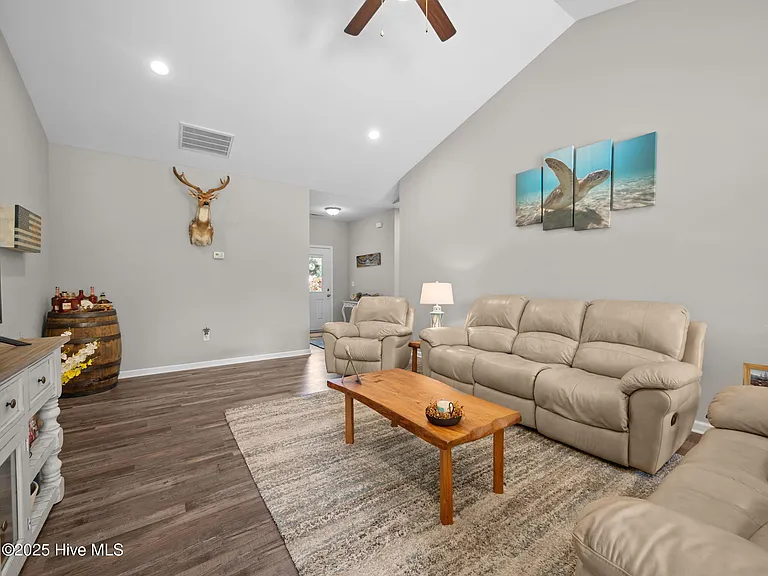 512 Hazelwood Dr — Photo 3
