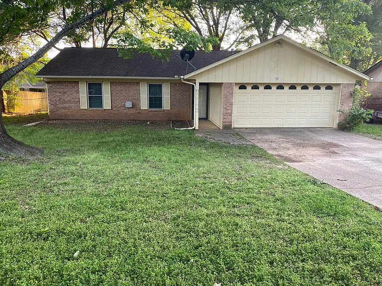 910 Corey Dr — Photo 1