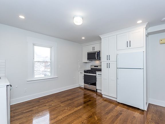 4th image of 10 Foundry Ave