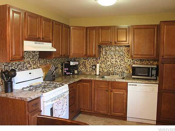 3rd image of 14 Wedgewood Dr