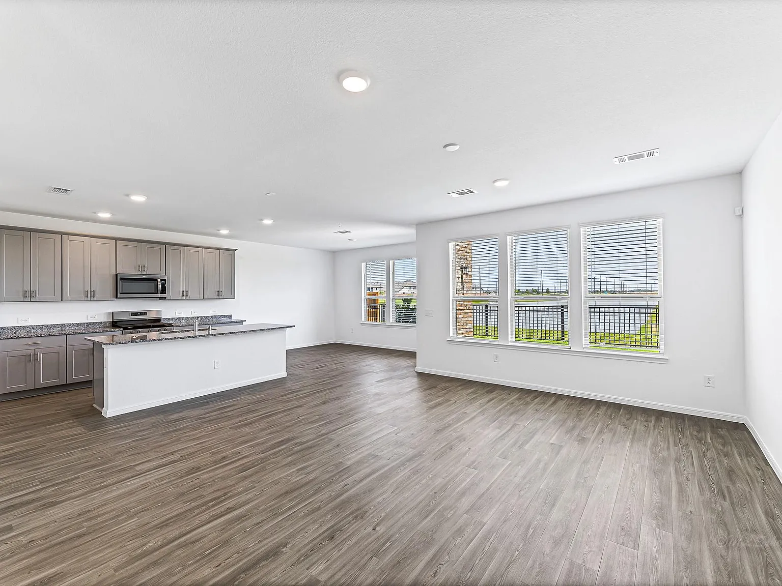 4 bed, 3.0 bath, 2400 sqft, $2,700 — Photo 2