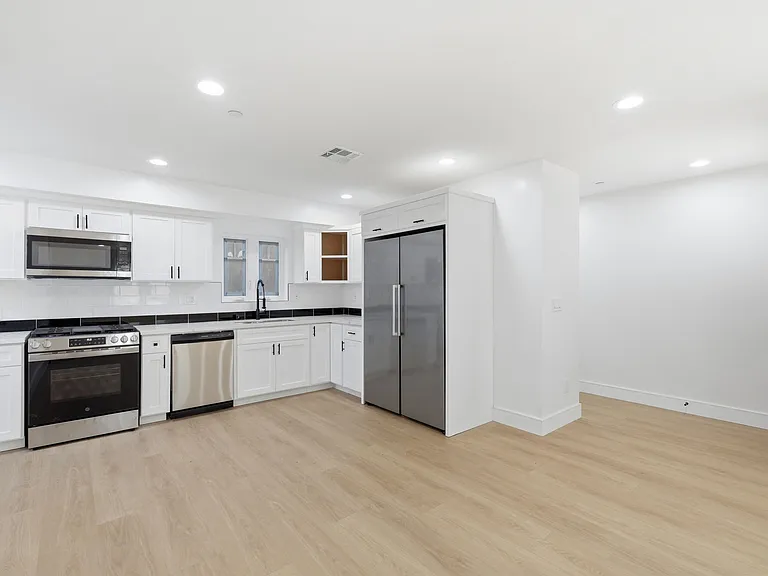 1822 1/2 S Harvard Blvd — Photo 12