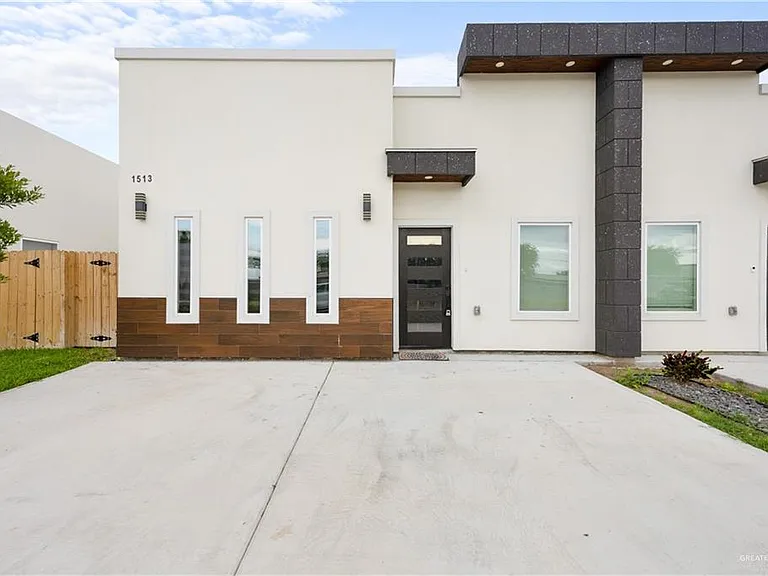 1513 W B St — Photo 1