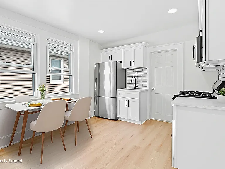 Eat-In Kitchen