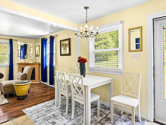 5th image of 3808 Oakwood Ln