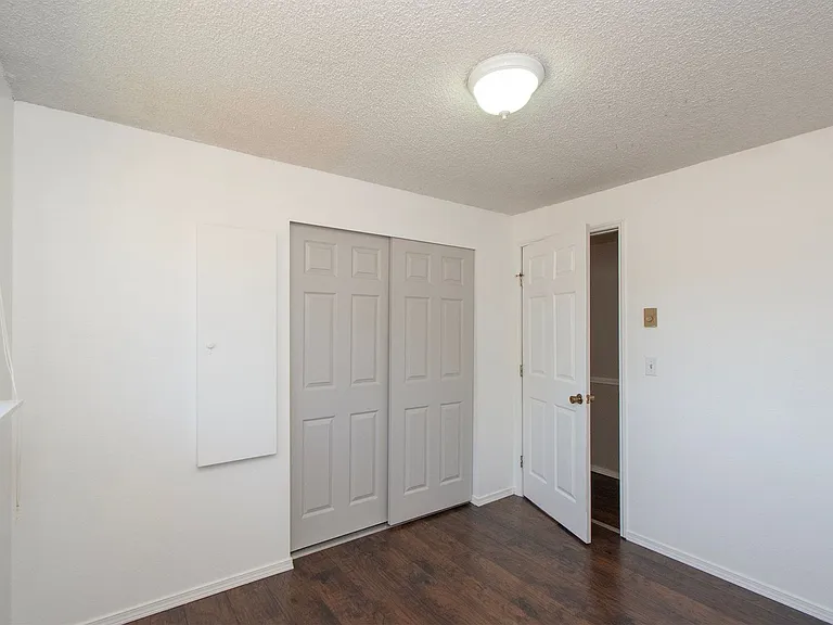 100 W Robert Pl — Photo 22