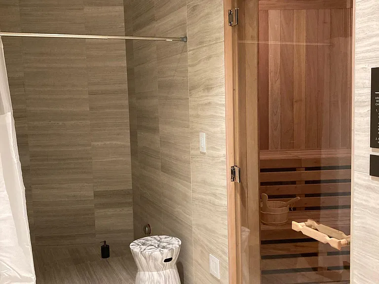 Men's and women's locker rooms with showers and sauna.