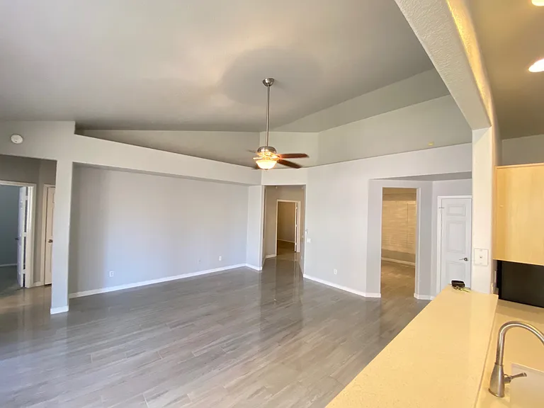 3358 E Wickieup Ln — Photo 9